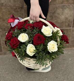 Корзина из 25 роз