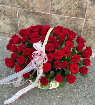 Корзина из 71 розы